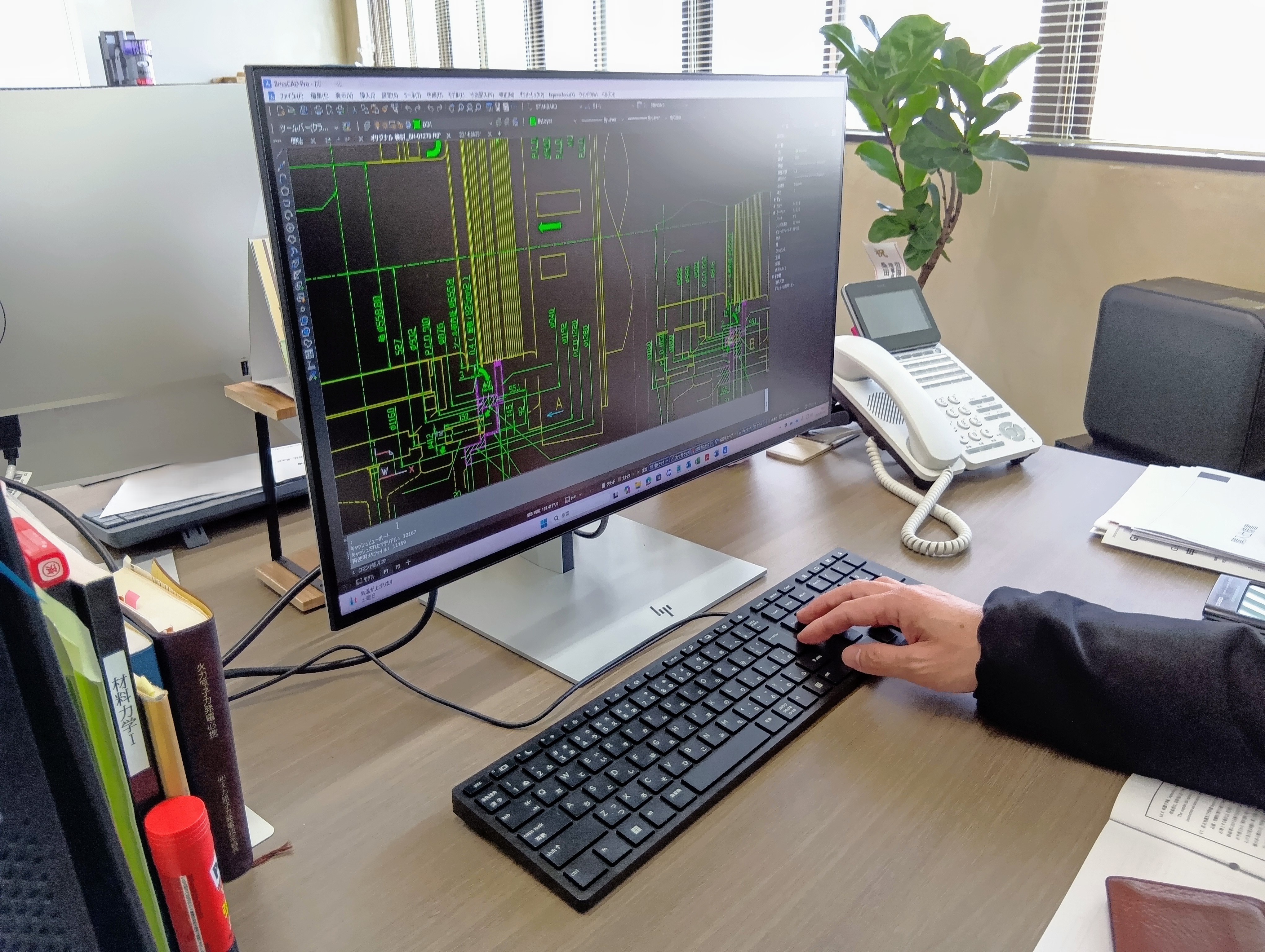 事務所内・CAD設計風景